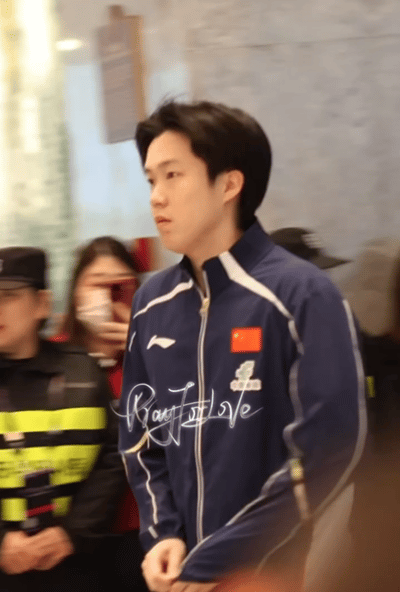 3.8日，王楚钦在酒店出发去参加活动。

根据经验，国乒今天会去多个地方，参加国