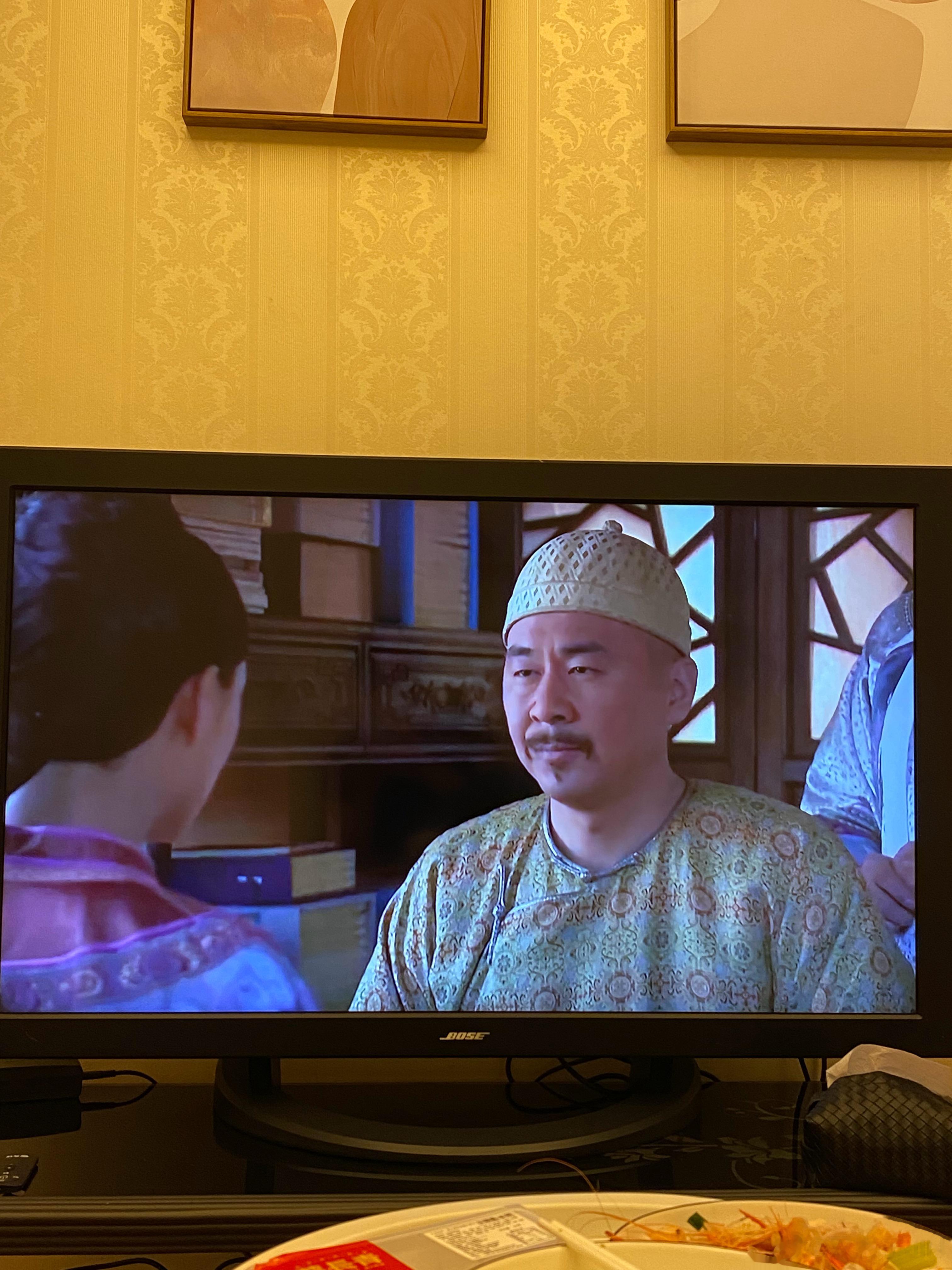 大多数人看《甄嬛传》看的就是宫斗的场面以及甄嬛如何上位的把它当成一部爽剧看其实这
