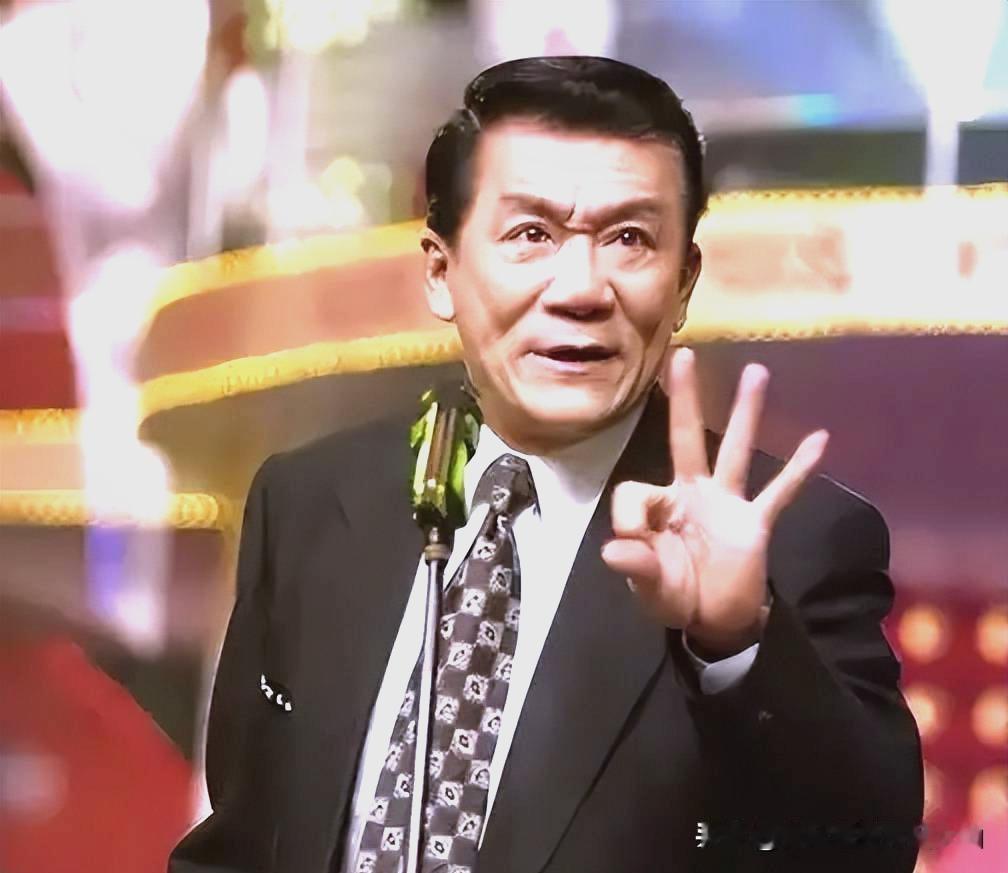 侯宝林大师让儿子郭德纲恩师拜故去的赵佩茹，这步棋藏着老艺人的体面！
 
别人忙着