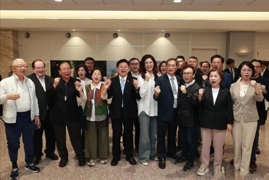 郑丽文所乘班机缓缓降落在台湾桃园机场，舱门打开的一刻，机场外早已分成两拨阵营的人