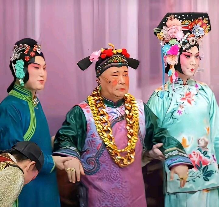 郭德纲这一颠覆传统的扮相，让人看了着实心生厌恶。戏曲传统表演有着其既定的审美范式