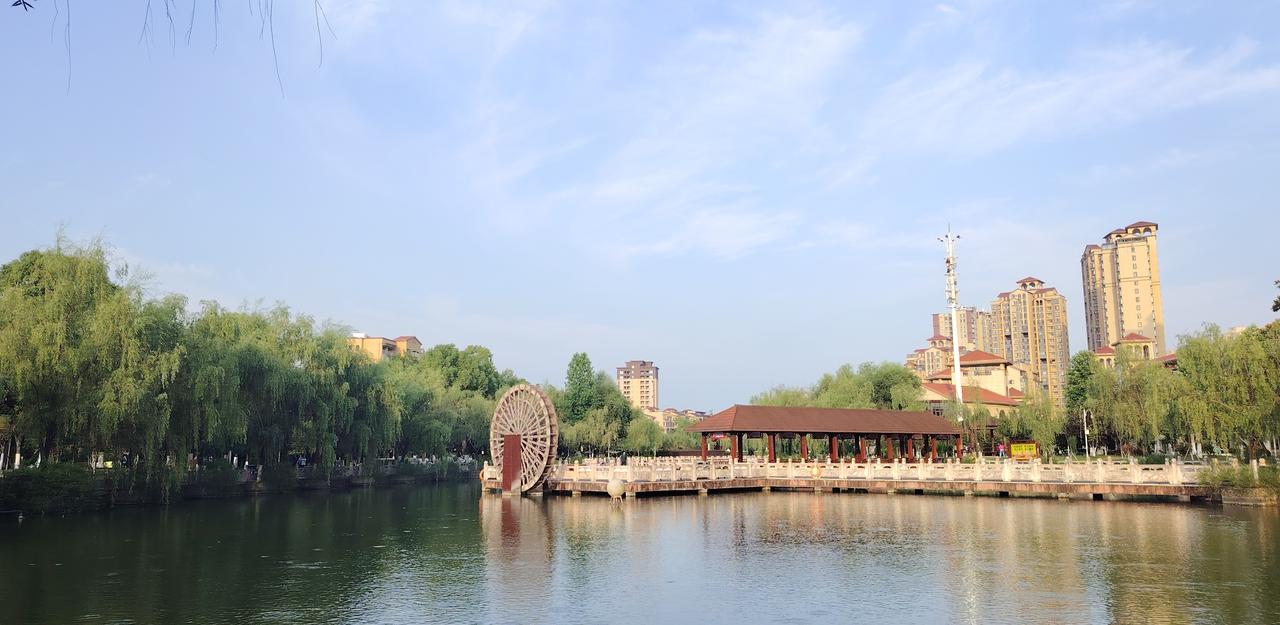 周末公园的早上晴空万里