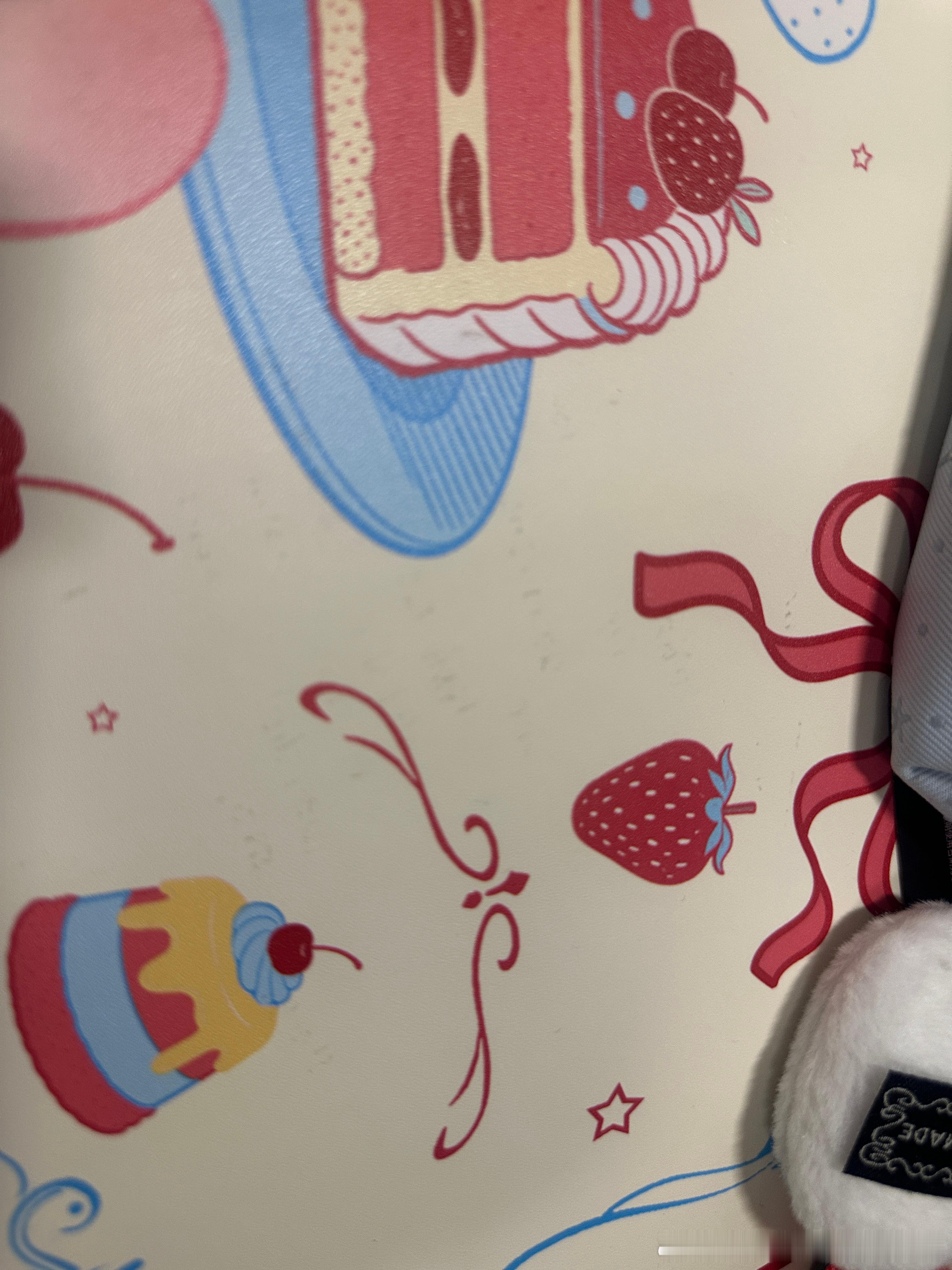接到投稿，糕点铺那个餐垫不要垫着写东西，好像擦不掉 