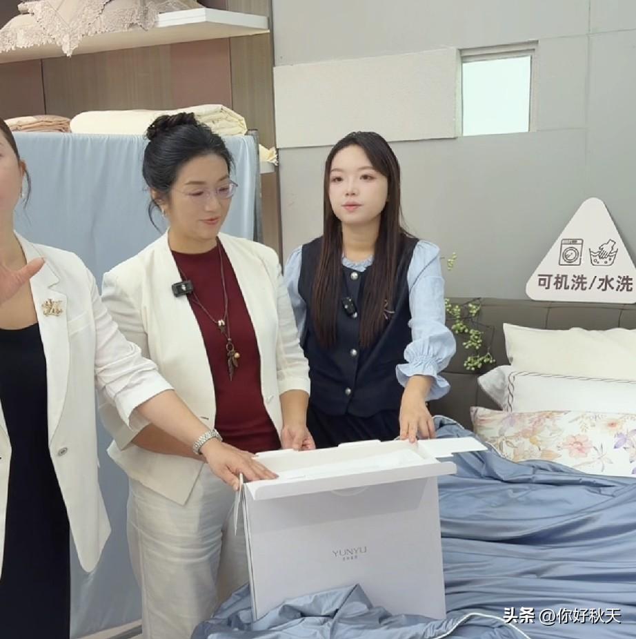 许健华这是要改风格了，白丝眼镜加白西服，要走知识女性的路线？
今天许健华和大妹来