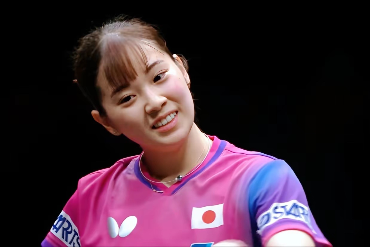 我以为长崎美柚够漂亮了，没想到她的教练更漂亮。哈哈，我居然看了长崎和伊藤的比赛！