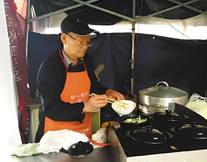 出乎意料！陕西西安，一名30多岁的男子到街边小馆吃饭，点了1盘花生和1瓶白酒，吃