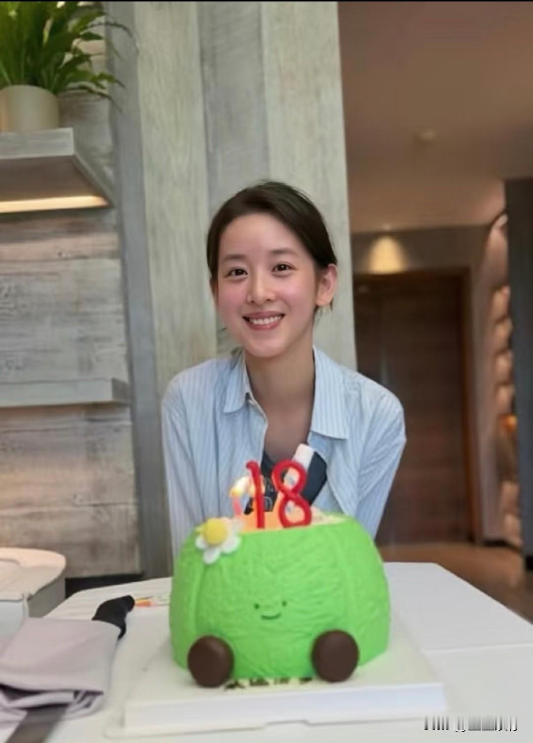 章泽天穿搭比较朴素，没怎么拿过爱马仕包包倒不是因为没钱，毕竟身份身家摆在那。
