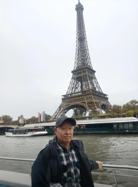 大爷拍的素颜巴黎火了 老年人的拍照，主打就是一个真实~！ 