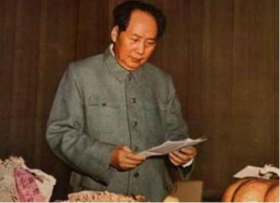 1969年，有人问毛主席：“那我们的核弹投向哪里?”毛主席大手一挥说：“全部扔到