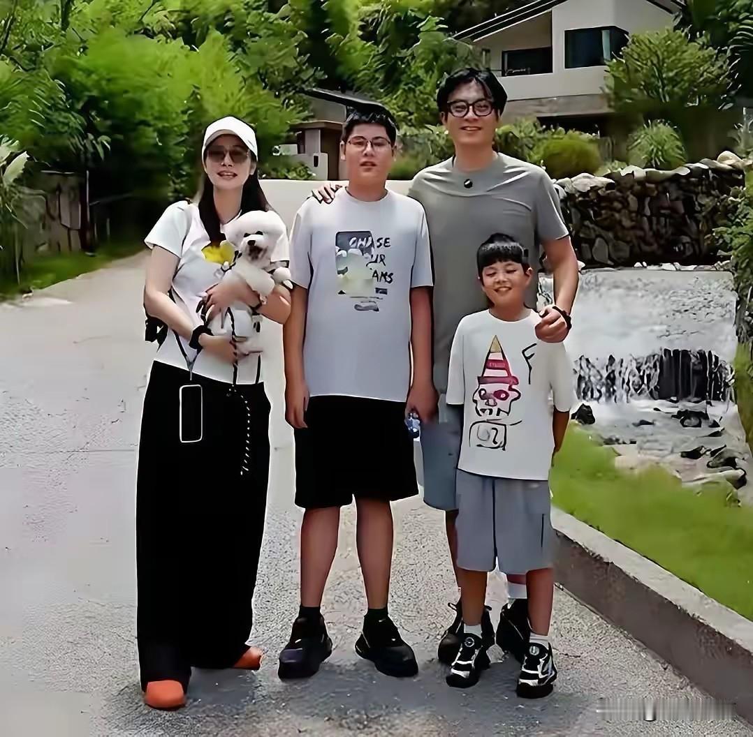 这两个星二代真的挺有出息的。
陈龙的两个儿子，一个学习珠宝鉴定一个，一个打高尔夫