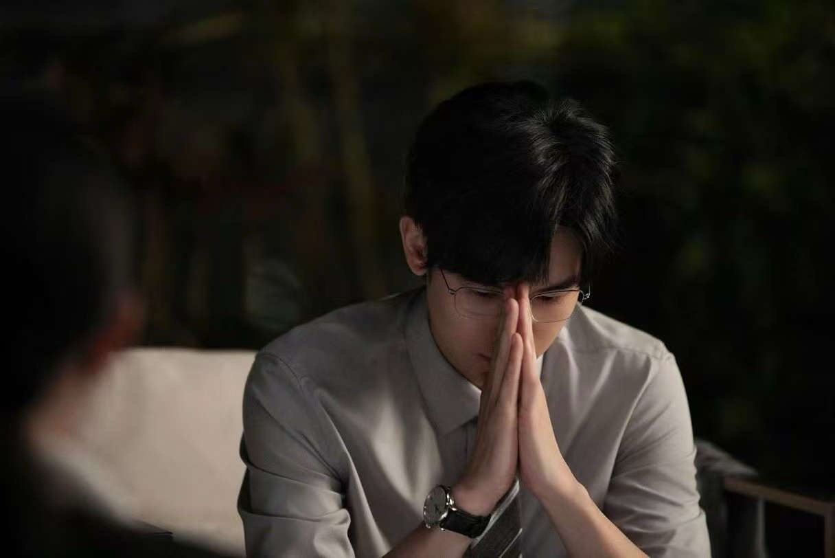 胡先煦眼眶泛红这一下从职场精英到路边食客，胡先煦演出了江晨的多维层次。得到父亲认