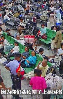 “上人民日报了!” 贵阳火车站，一名盲人大叔想去附近取钱，求助其他人又不放心，直