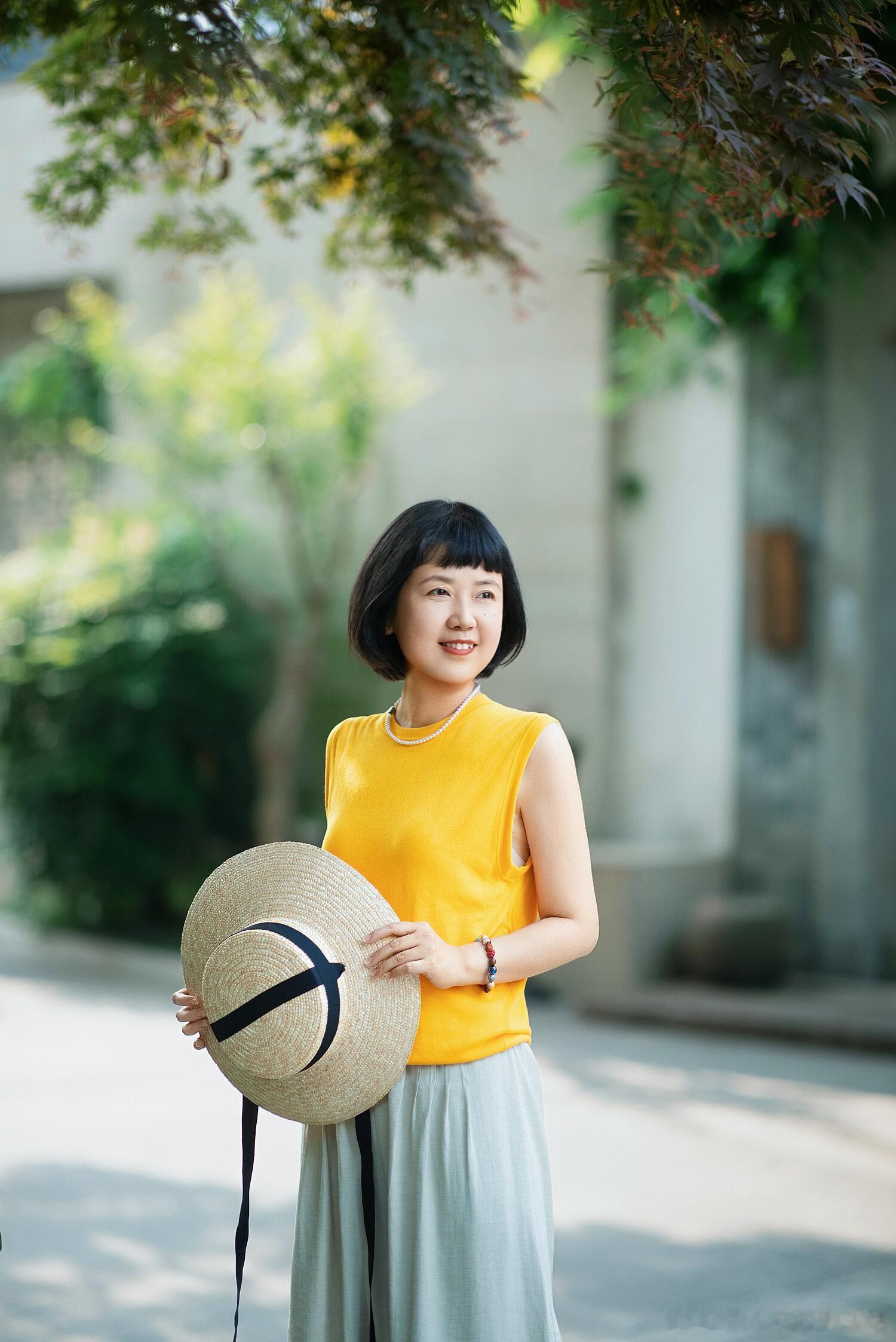 立秋。我爱秋天，秋天快来。今年夏天我家住的楼换电梯，停运一个半月。我谢绝了去外地