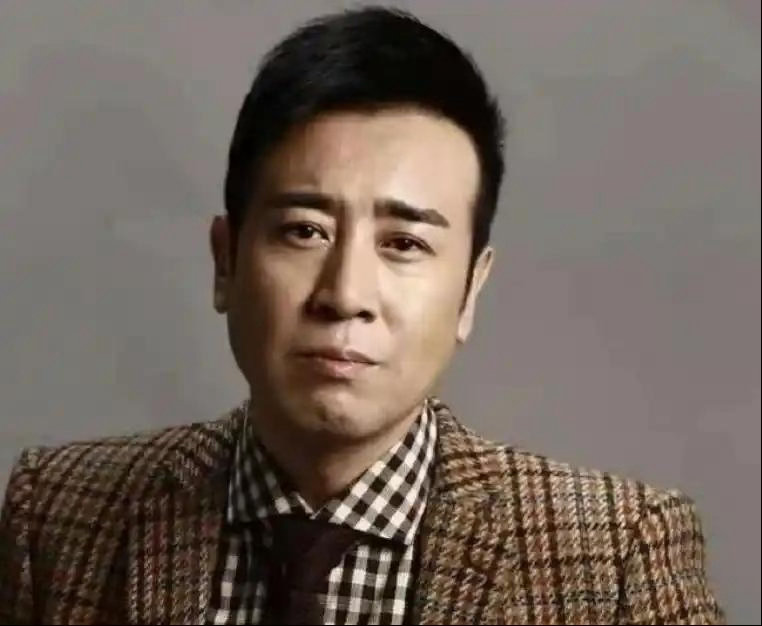 于和伟给8个哥姐全款买房，被三哥指着鼻子骂“烧包”，从不解释的他，这次红着眼回了