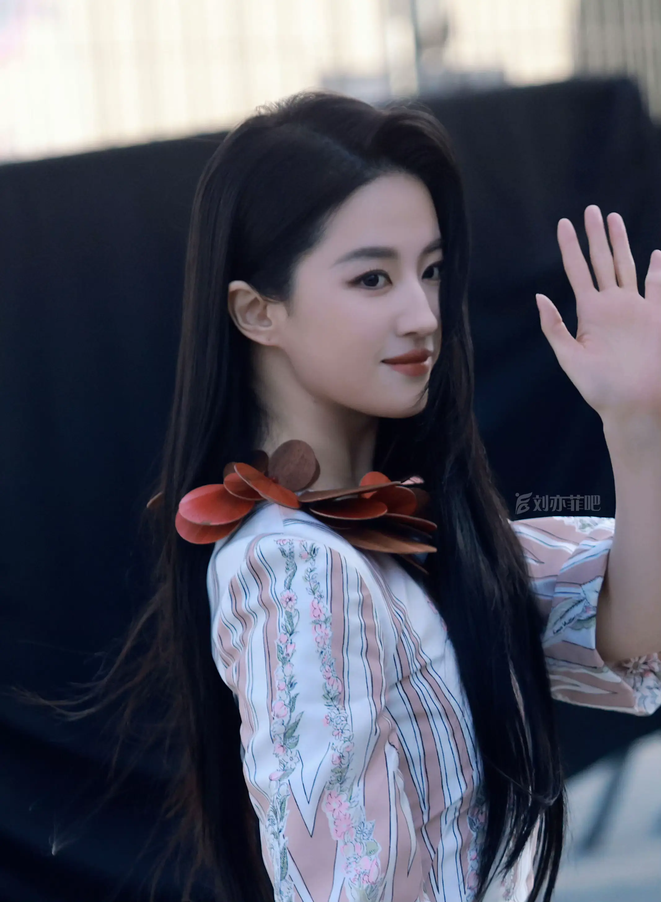 人群中一眼锁定你