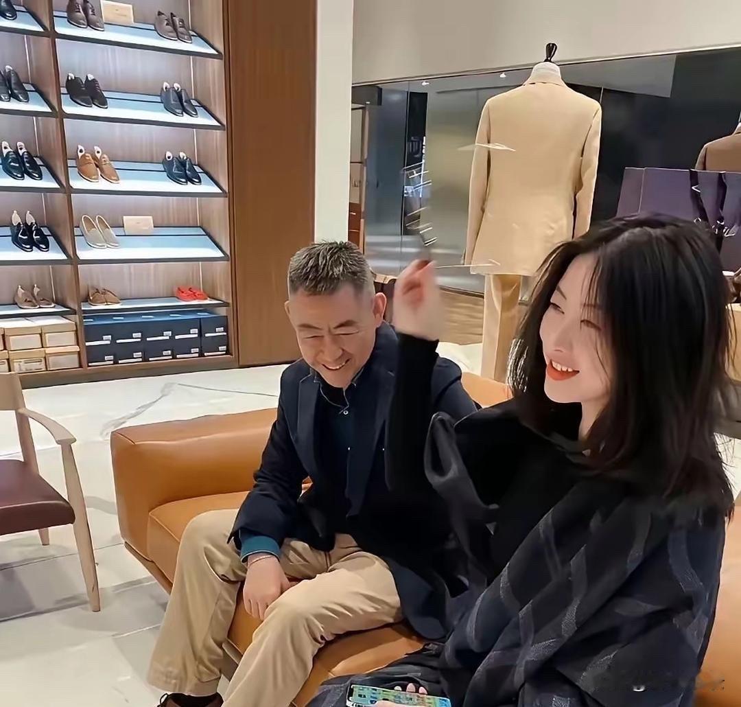 第一次见到朱珠的父亲！这下终于明白朱珠自带的松弛感是怎么来的。身旁这位沉稳儒雅的