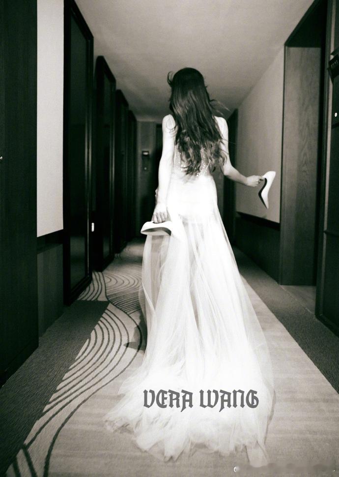 #孟佳高跟鞋一脱就是孟富英了#她的装扮如此迷人，仿佛在逃公主，可转眼间高跟鞋一脱