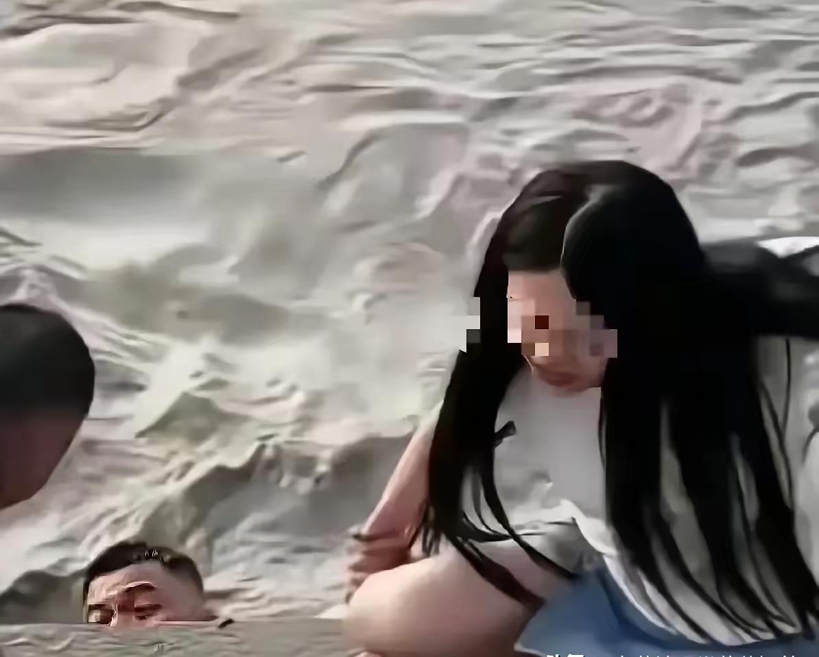 丈夫正给妻子拍生日照，突然扔下手机跳进江里，妻子的反应看哭全网

武汉汉口江滩。