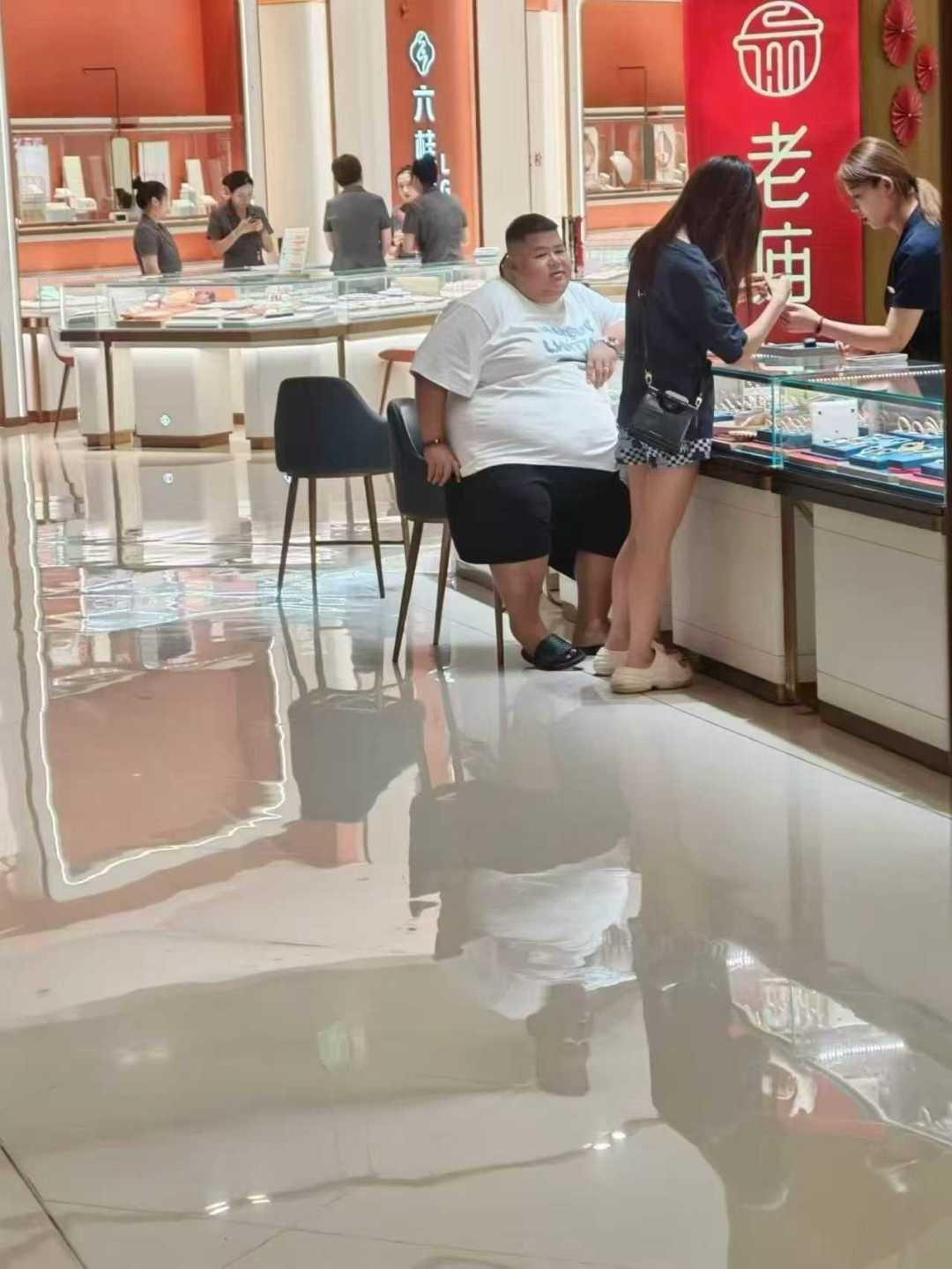 帅哥带着女朋友来老庙买黄金