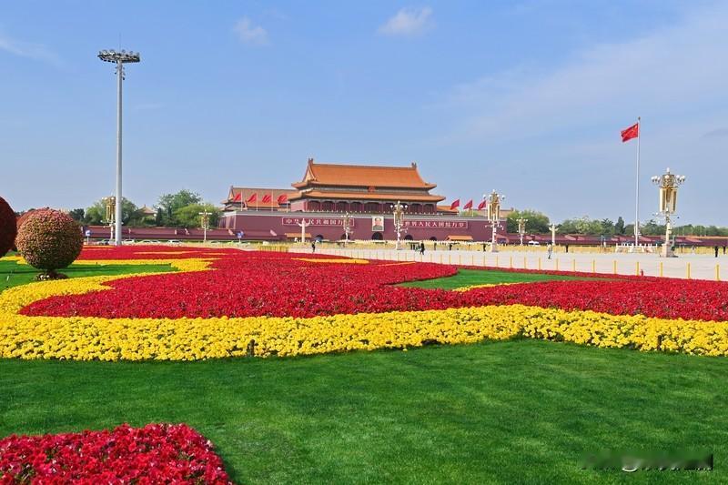 “我爱北京天安门，天安门上太阳升”，这首歌真是刻在了几代人的记忆里。小时候哼唱着