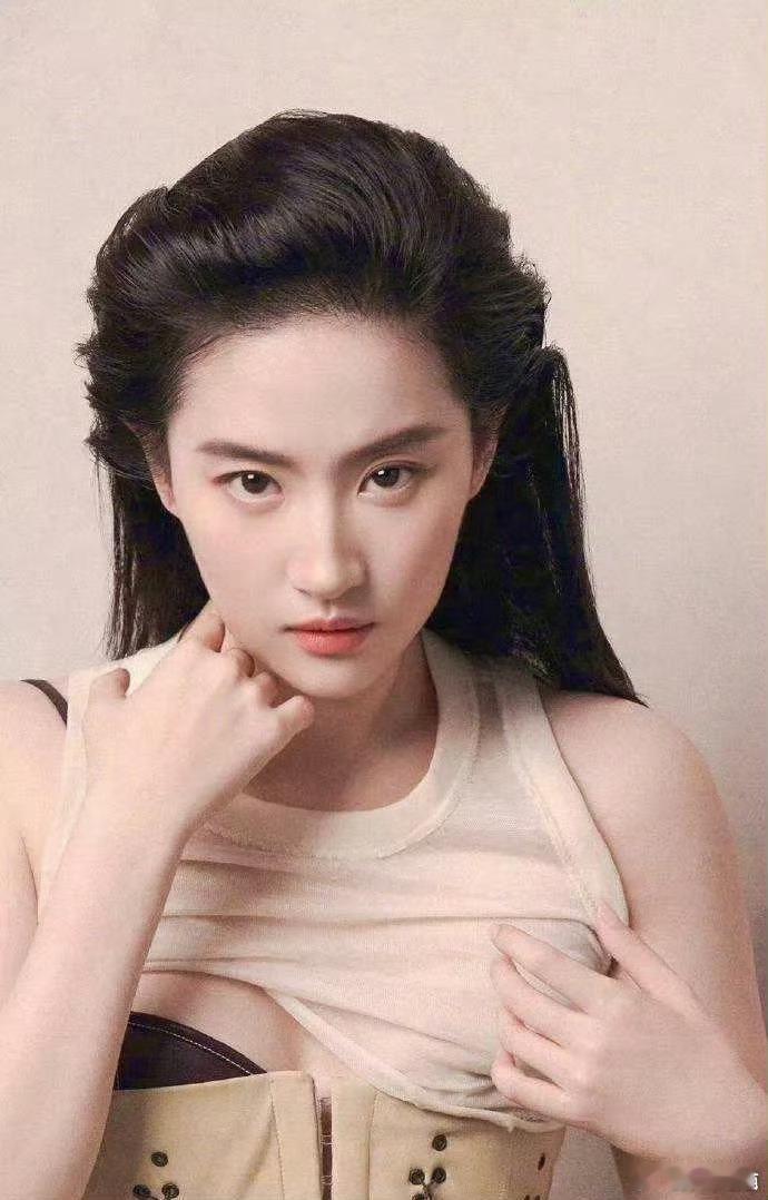 谁懂啊，刘亦菲这张大片里的手 ​​​