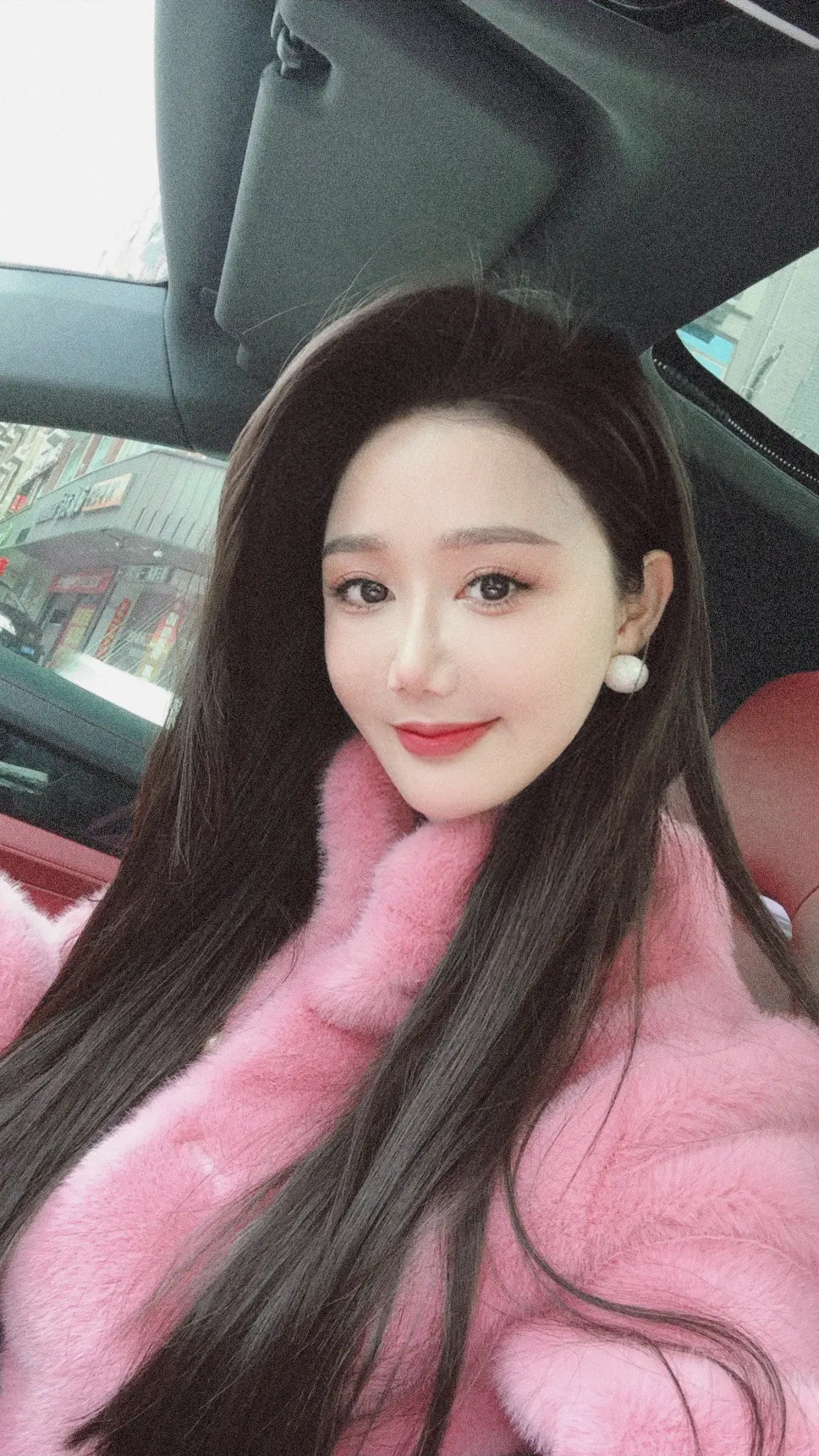 世界很小，小到我和你在人群中相遇，世界很大，大到我们转身就各自天涯。