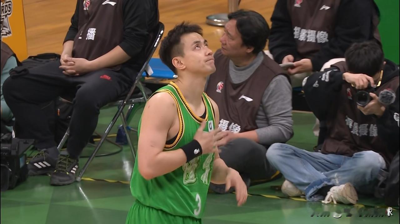 我忍不住要怒赞辽宁本钢当家控卫赵继伟！在今天辽宁本钢主场迎战新疆伊犁特的比赛中，