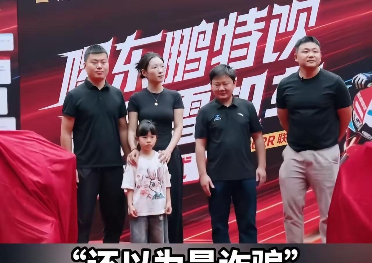 这就是命！6月17日，重庆一男子深夜陪媳妇打针，因为熬了夜，就直接买了一箱饮料提