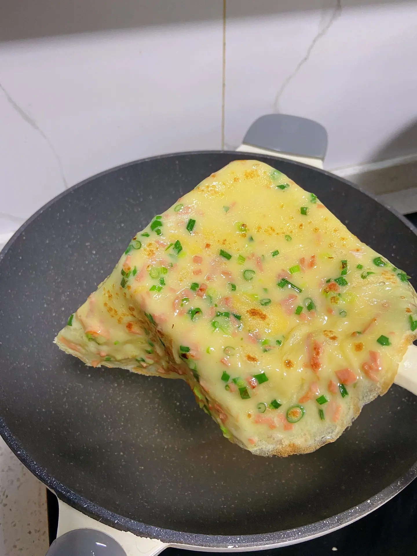 非常好吃又简单的鸡蛋饼。这个鸡蛋软饼真的很好吃，做法还特别简单，而且不...