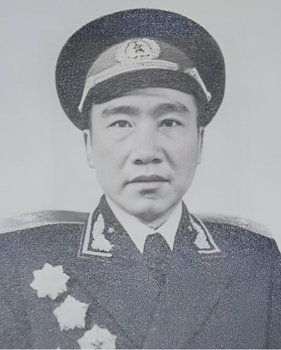 1955 在举行授衔仪式之际，他竟猛地一把扯下肩章，而后扬长离去，紧接着便立下了