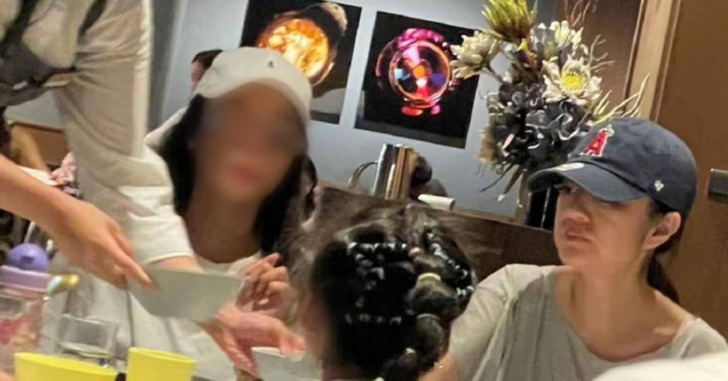 安以轩素颜聚餐安以轩素颜带孩子聚餐 吃个饭也要被拍 ​​​