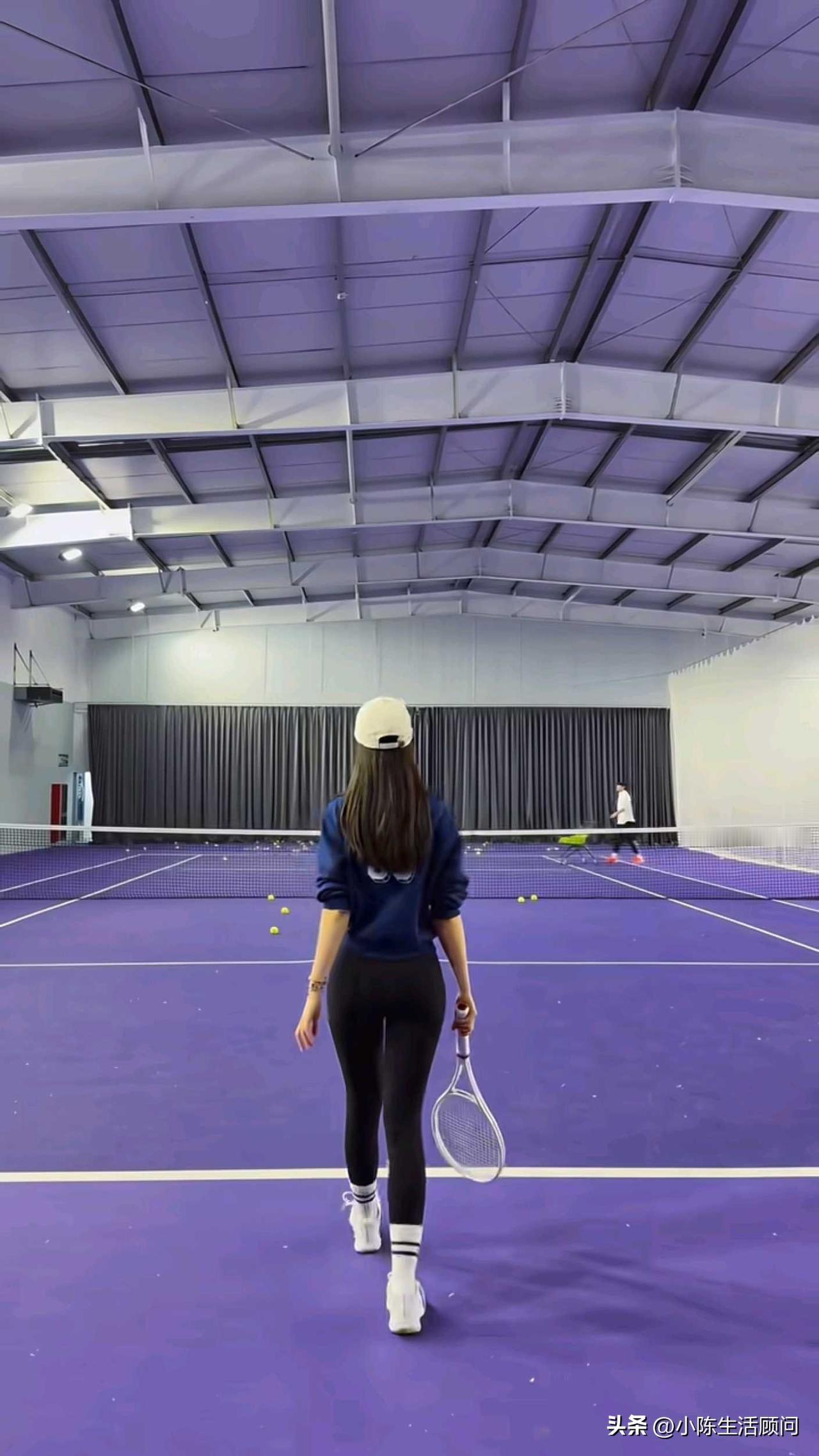 来一场异地网球决赛[捂脸]虽然我不是很会打，但捡球我是专业的[笑哭]