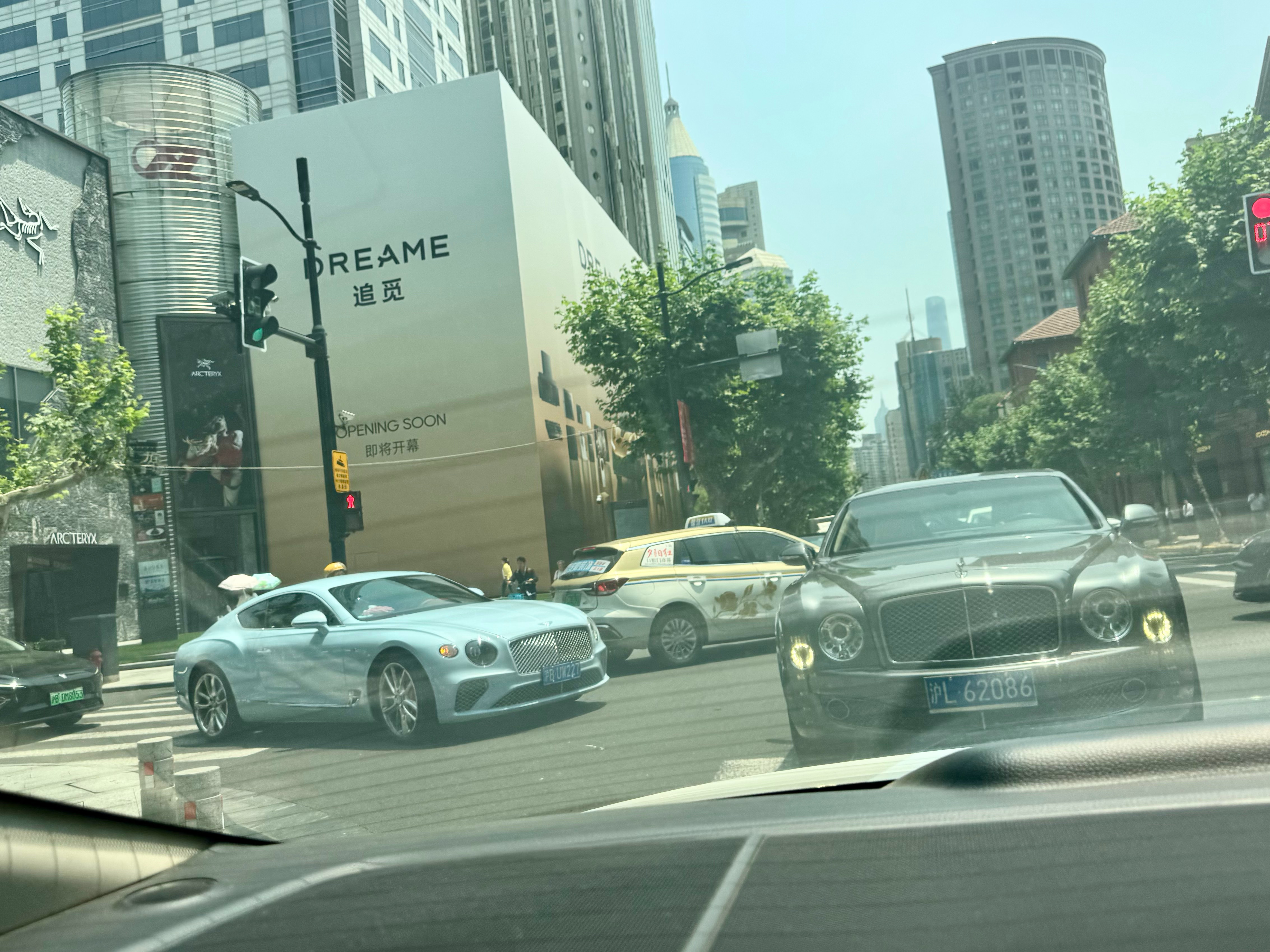 就等个左转 俩方向都是宾利李楠说道李楠说道大v聊车宾利 上海