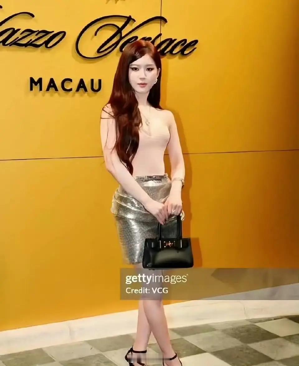 这个妆是她自己化的吗 
