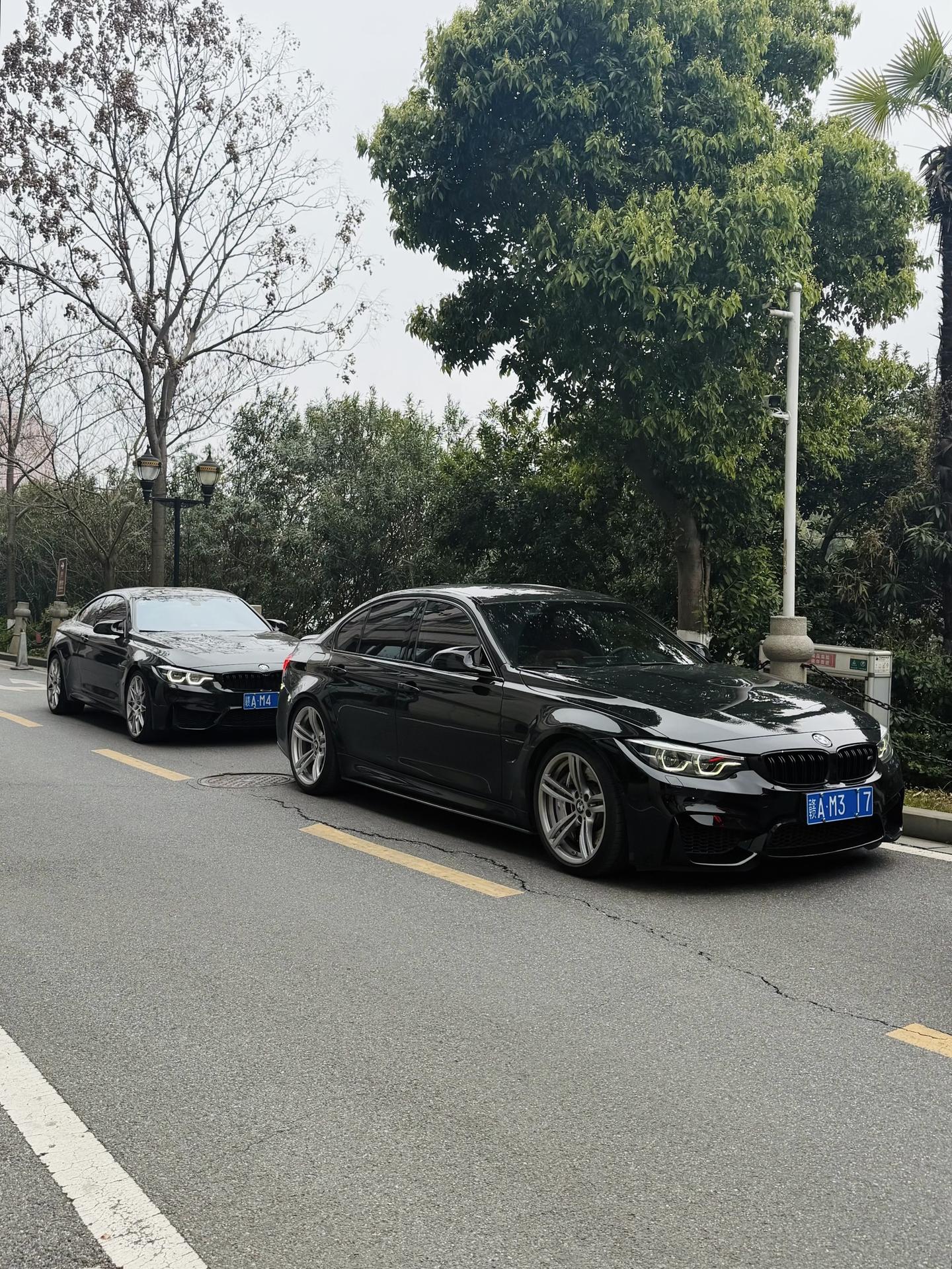 好朋友15年还买了一样的车🫣。还记得15年前， 小学的每个课间我们都...