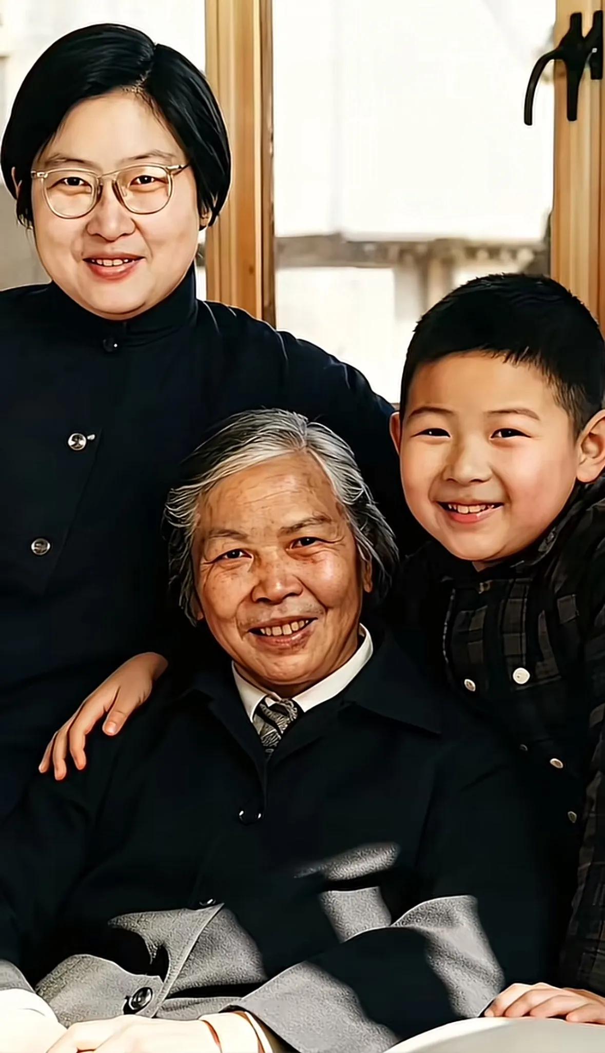 这是贺子珍与女儿李敏和小外孙，祖孙三代同框的合影留念照。
贺子珍，这位伟大的传奇