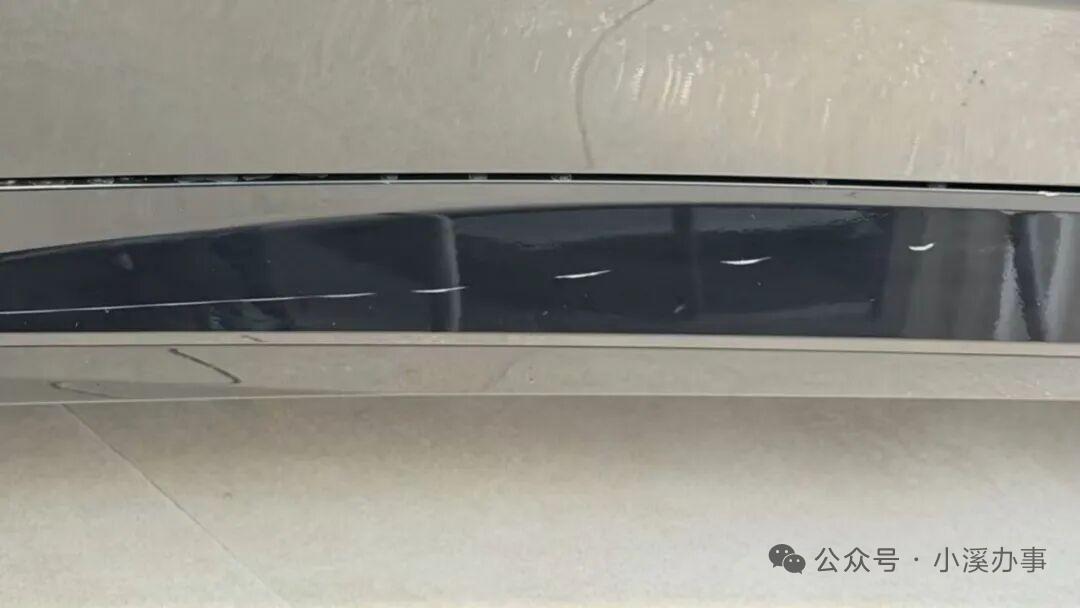 买宝马提车时发现有划痕，车主要求换车，反被4S店劝：宽容一点！

       