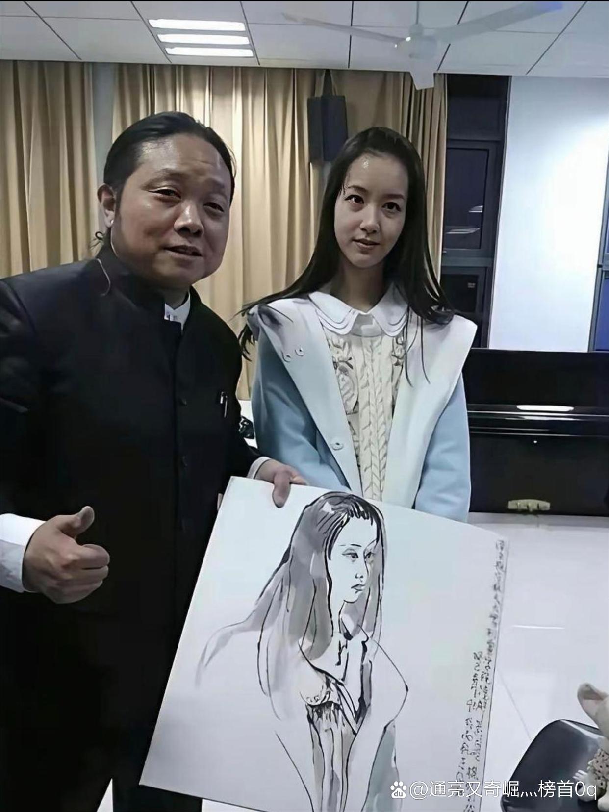 陈都灵上大学那会儿，确实是校花。一张素颜，就把好多人比下去了。 ​​​