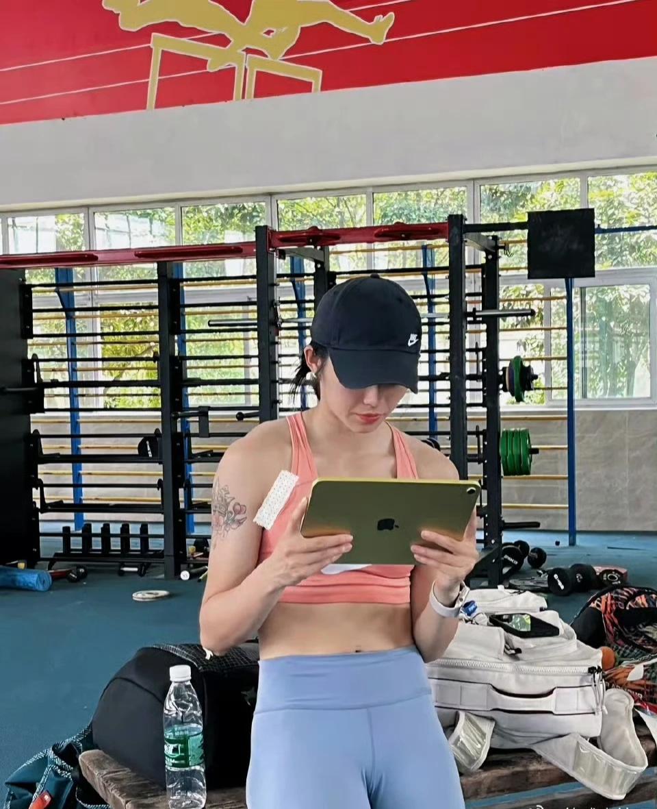 不得不承认，
吴艳妮是近些年来出现的最有个性的运动员之一。
有性格，有实力，有颜