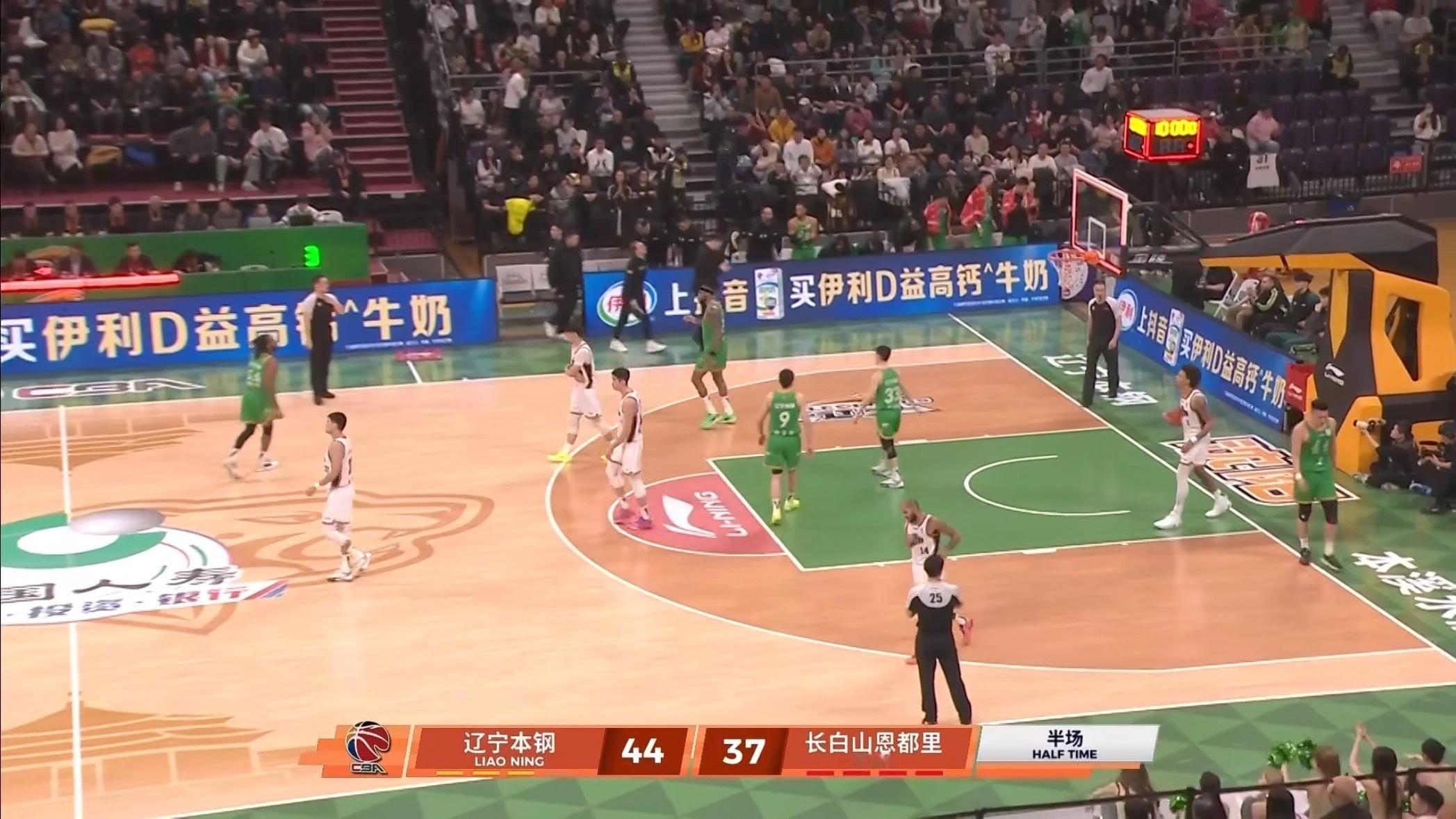 辽宁主场对吉林半场比赛结束辽宁队暂时领先7分辽宁男篮vs吉林男篮辽宁男篮
