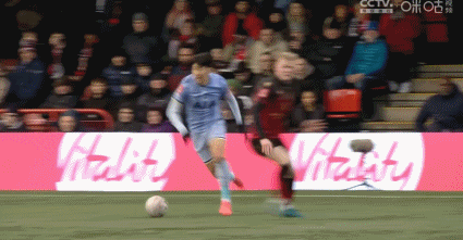 GOAL！热刺2-0塔姆沃思，库卢！ 加时赛下半场第2分钟，斯宾塞大范围转移给孙