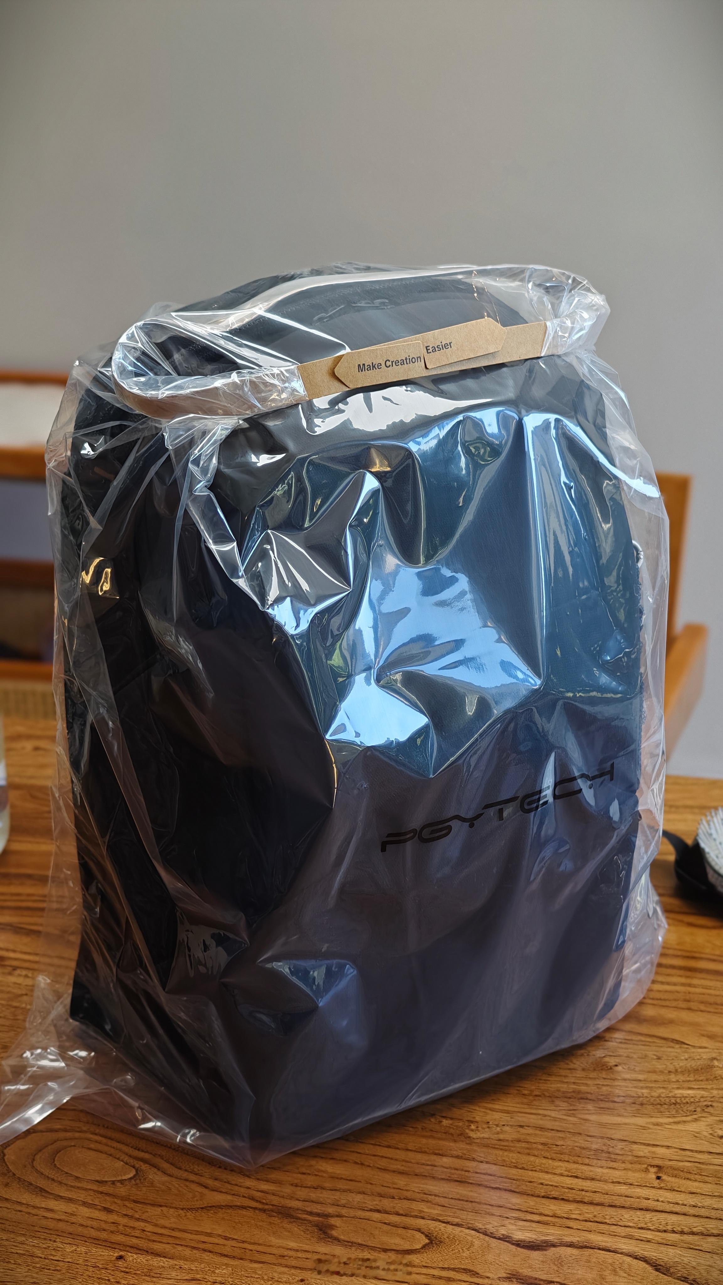 包我又换了一个同款最大号的。之前那个是中号的，还是小。得亏是多花了100块在京东