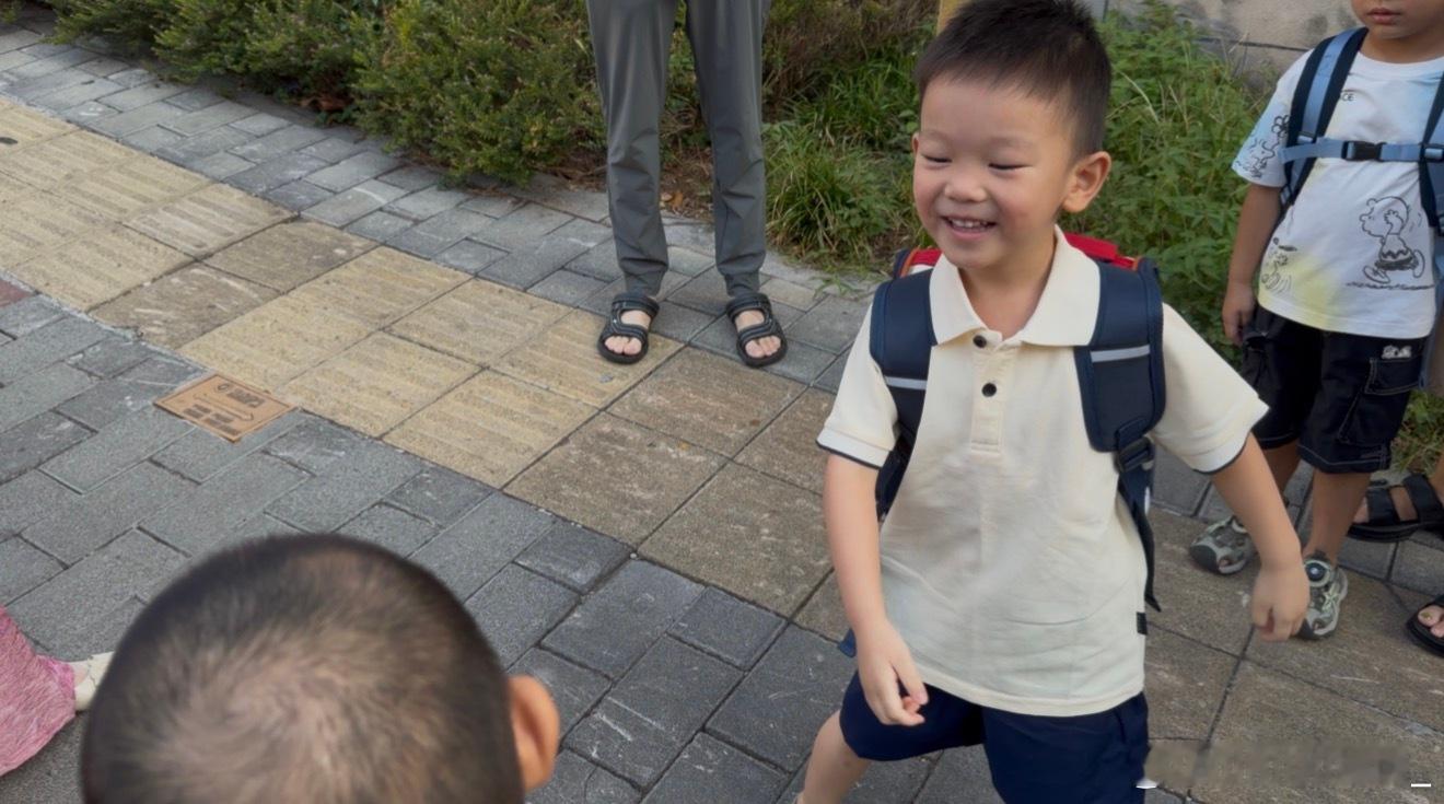 终于又到了送他离开的时候了！大家早安[坏笑] ​​​