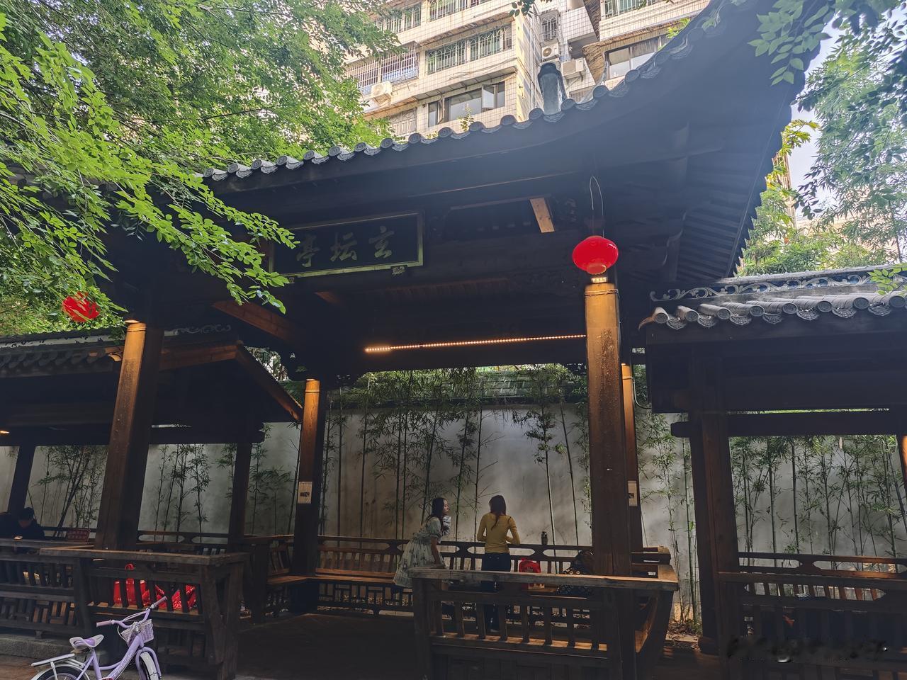 漫步福州鼓楼贤南路，寻迹消失的玄坛河和玄坛庙遗迹。
古时这里是福州古城重要内河，