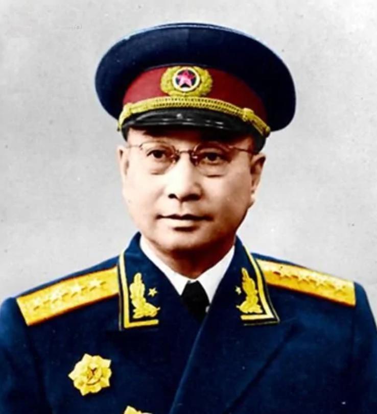 1955年授衔之后，陈赓到了西花厅还没等周恩来说话，就请求：帮我和颖超拍一张照片