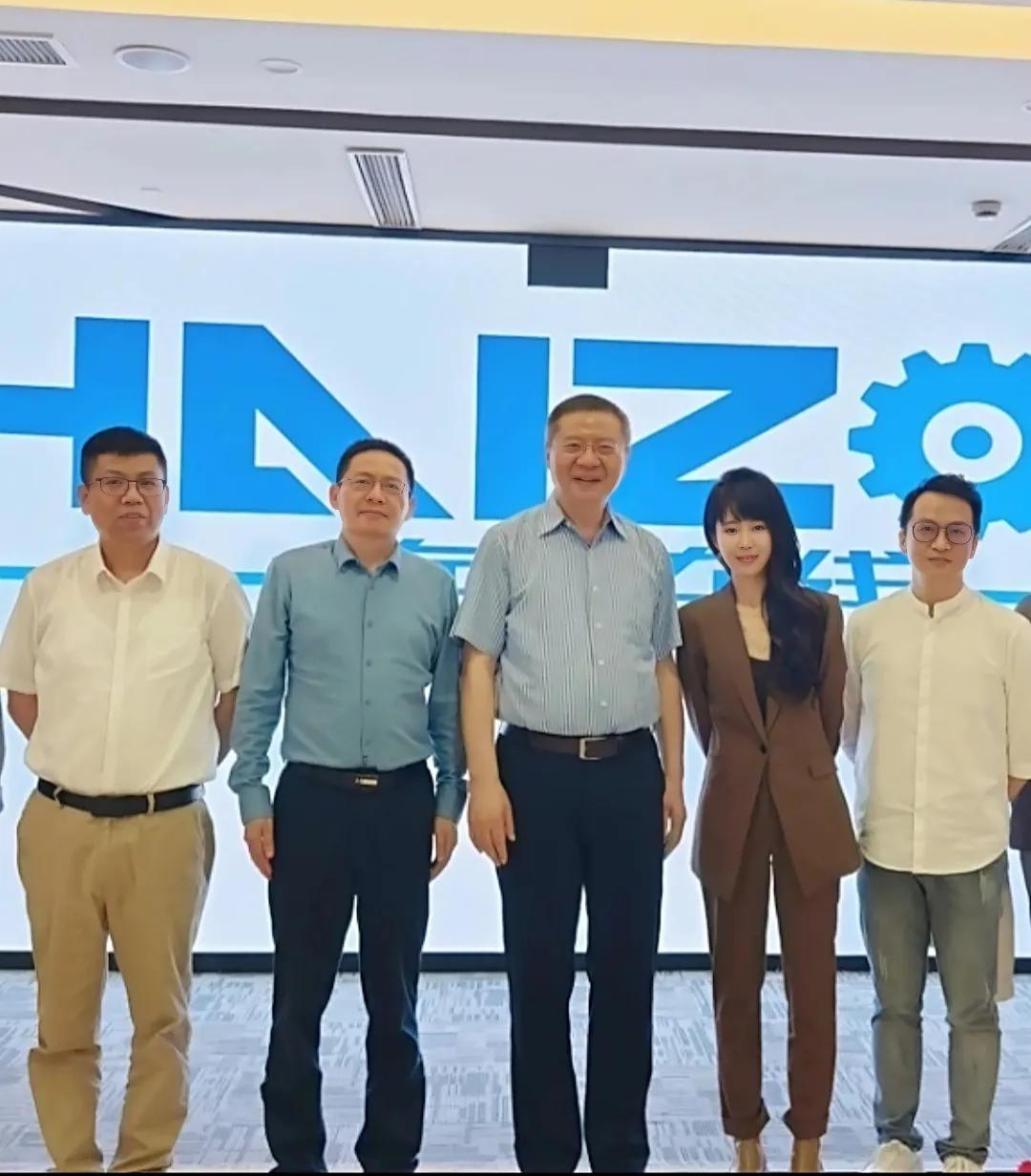 这是张维为教授在5月21号调研“海智在线”总部的图片。“海智在线”是一家聚焦工业