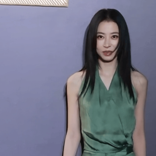 周雨彤挂脖绿裙 周雨彤T风格论坛活动生图 生图杀手名不虚传！挂脖设计把肩颈线条衬