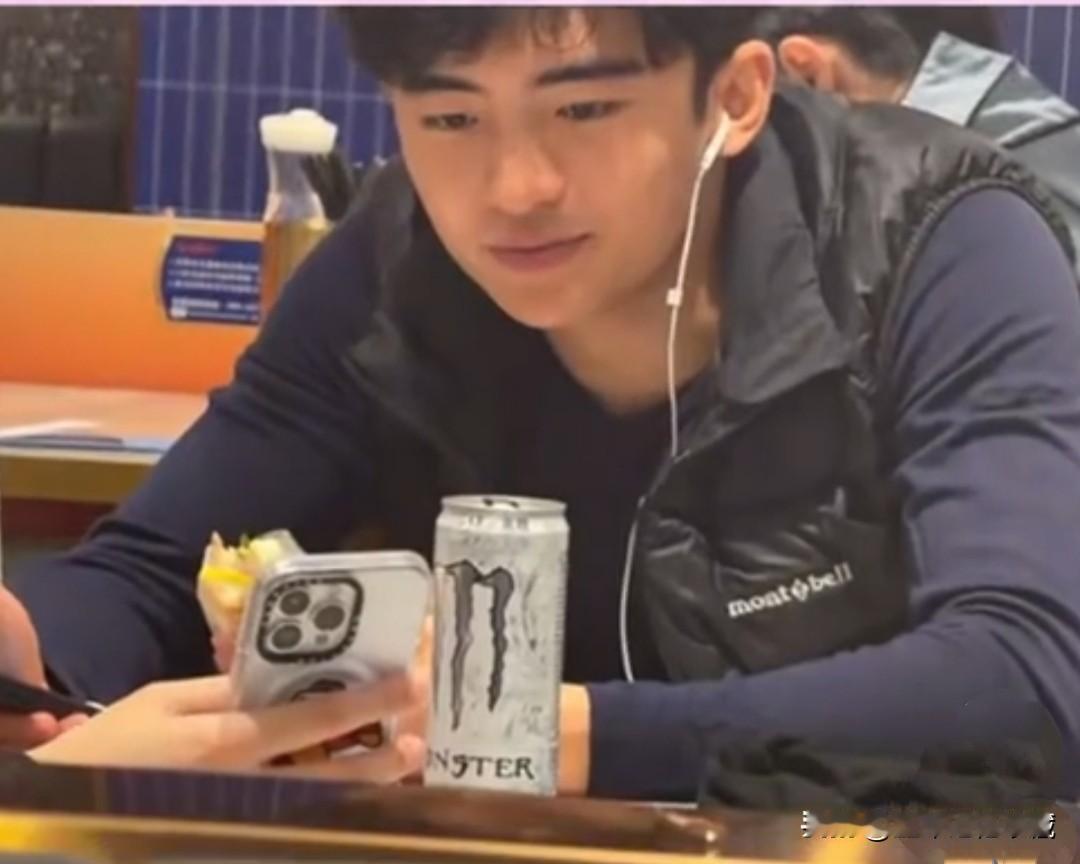 18岁学霸谢振轩12月12日晚独自一人在深圳餐馆用餐，被粉丝偶遇拍视频分享！这谢