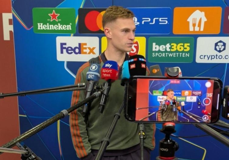 拜仁在本轮欧冠3-1逆转葡体，17岁小将卡尔连场欧冠破门。德国队长基米希在赛后被