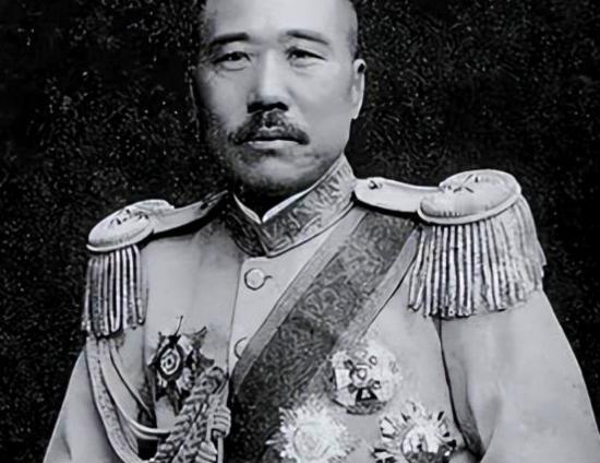 1932年，韩复榘盛情邀约张宗昌同赴戏园赏戏，席间韩夫人起身让座，谁知张竟肆无忌